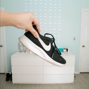 nike tanjun sneakers